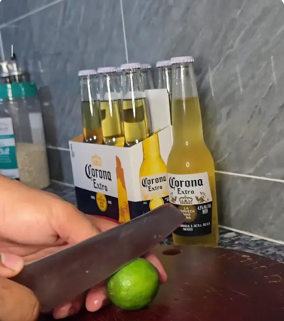 Hướng dẫn thái chanh uống bia Corona đúng chuẩn với chanh tươi giúp tăng hương vị và trải nghiệm bia Corona | Thế Giới Bia Cần Thơ